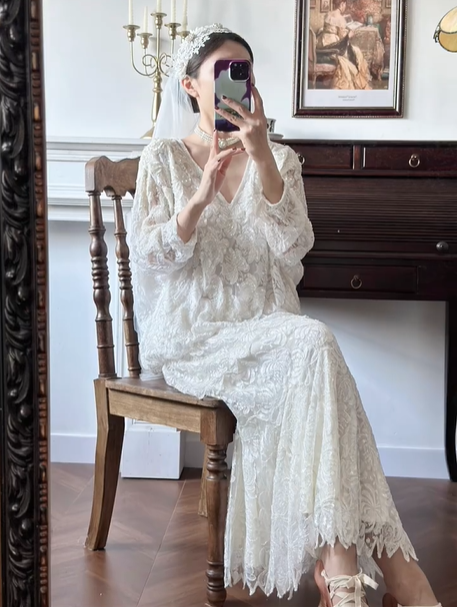 Off‑White Vintage Lace Two‑Piece Wedding Gown, V‑Neck Loose Long‑Sleeve Top, Tiered Scalloped Lace Mermaid Midi Skirt, Retro Straight‑Cut Bridal Prom Dress, Wedding Gown gh8797