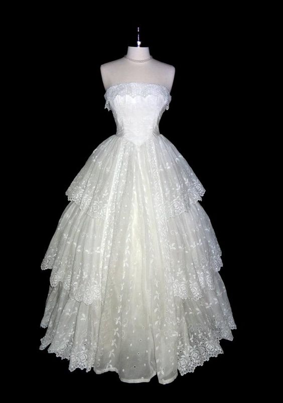Weißes Brautkleid aus Spitze und Tüll gh6868