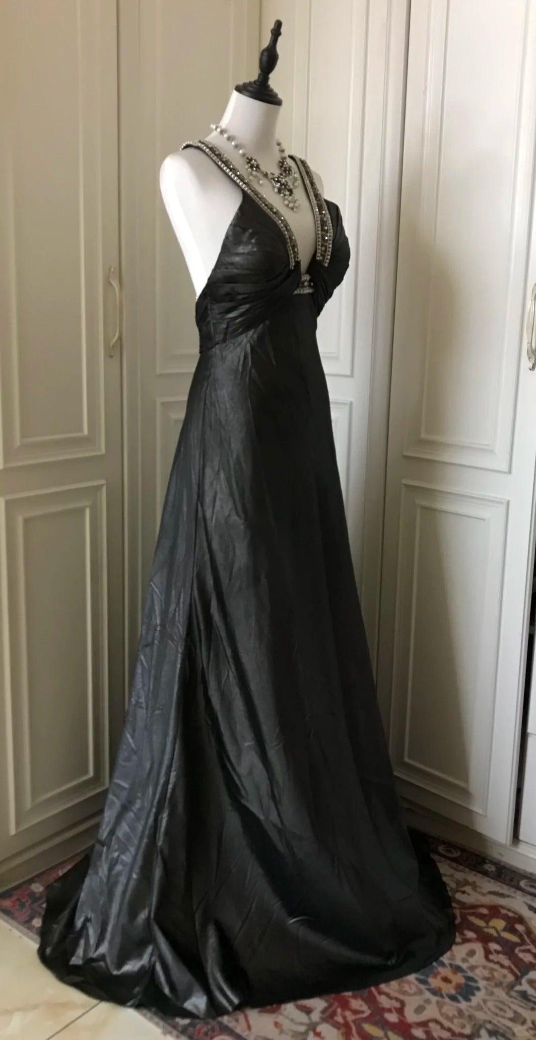 ✨🖤Robe de soirée longue en satin à col en V profond et perles noires, style cygne noir vintage Downton Abbey gh4390