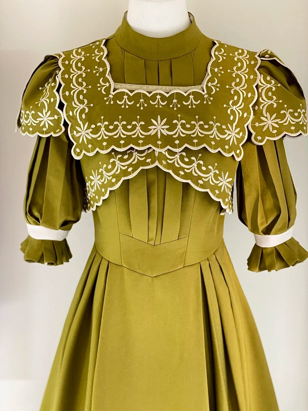 Olivgrünes, bodenlanges Spitzenkleid im viktorianischen Stil für Teepartys · Retro-Partykleid gh6737