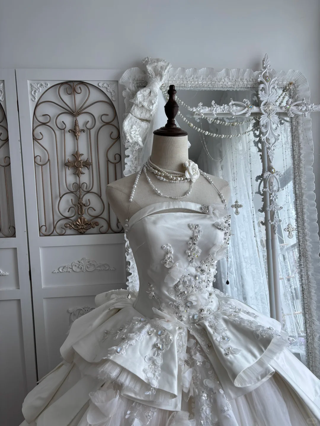 Elegant White Strapless Gown with Fitted Waist and Voluminous Skirt, Prom Gown, Evening Gown & Bridal Wedding Gown gh7357