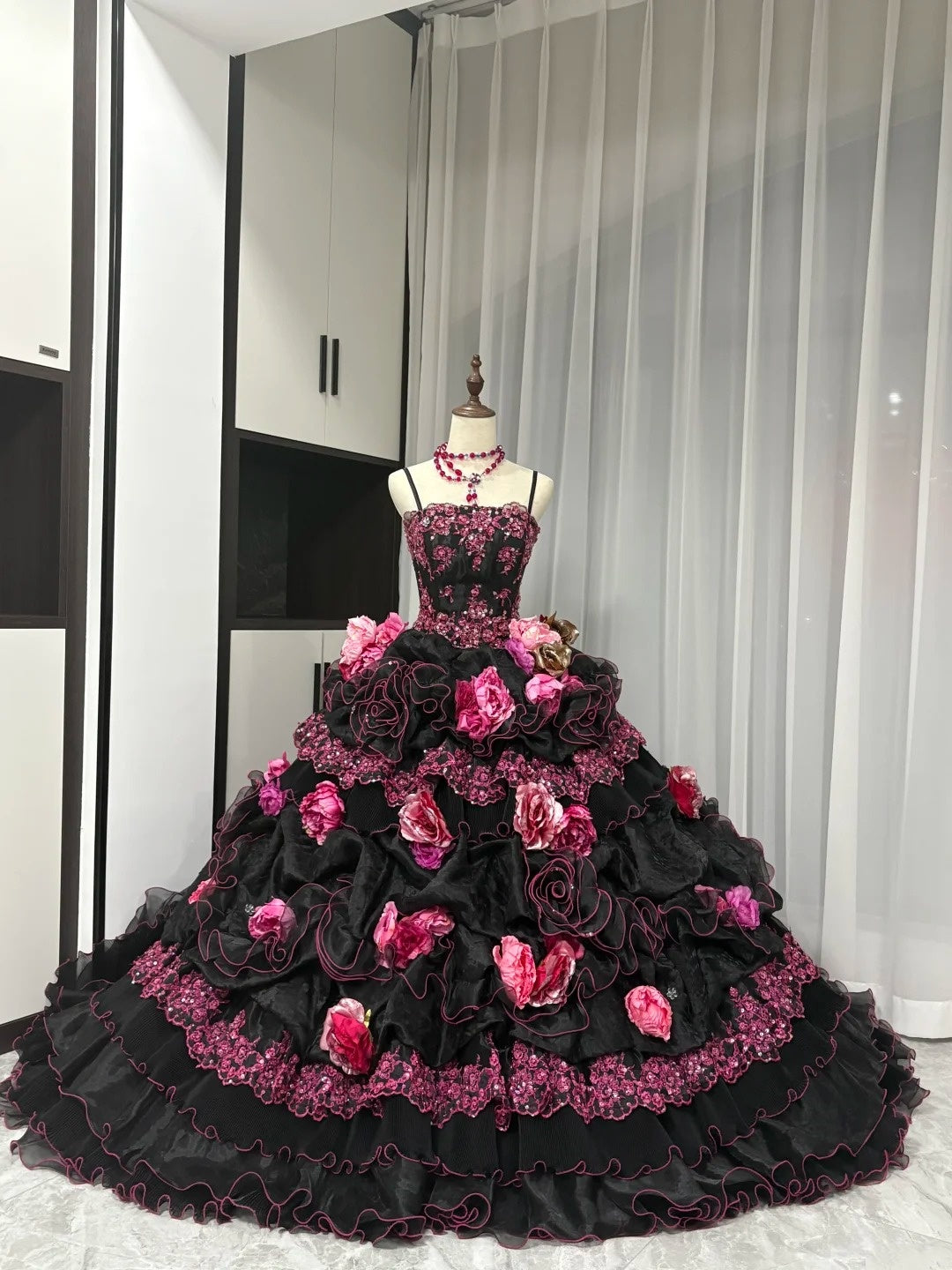 Schwarz Rosa Blumen Maximalismus Langes Tüll Ballkleid 16. Geburtstagskleid Quinceanera Kleid gh4739