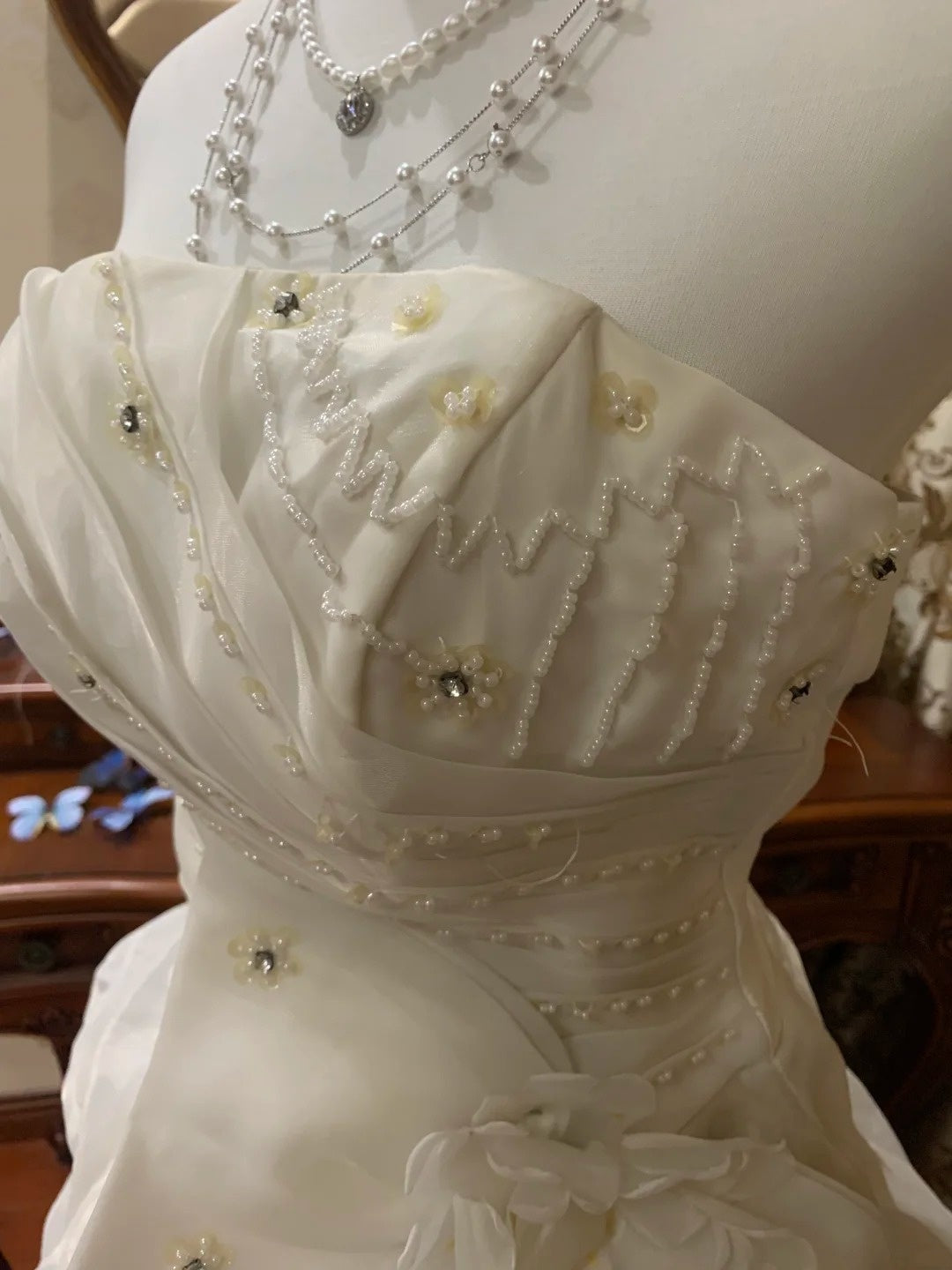 girlhomeshops - Weißes langes Brautkleid mit zarter Perlenstickerei GH6300