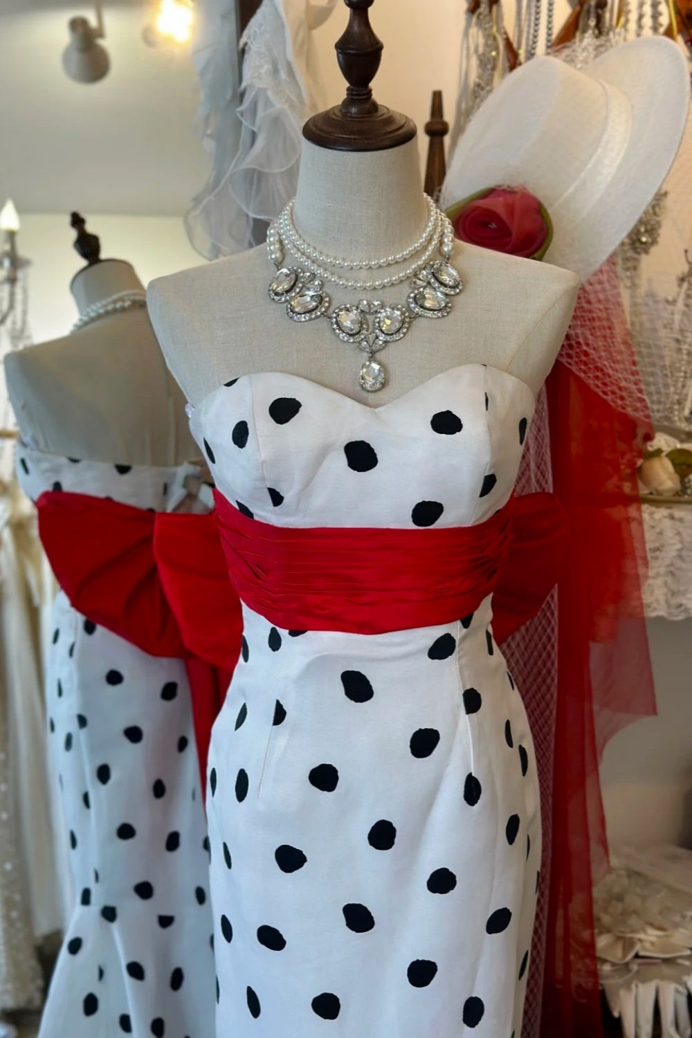 Retro-Meerjungfrauenkleid mit Bandeau-Ausschnitt und schwarz-weißen Polka-Dots: Roter Schleifengürtel, taillierter, ausgestellter Rock, festliches Abendkleid gh6576