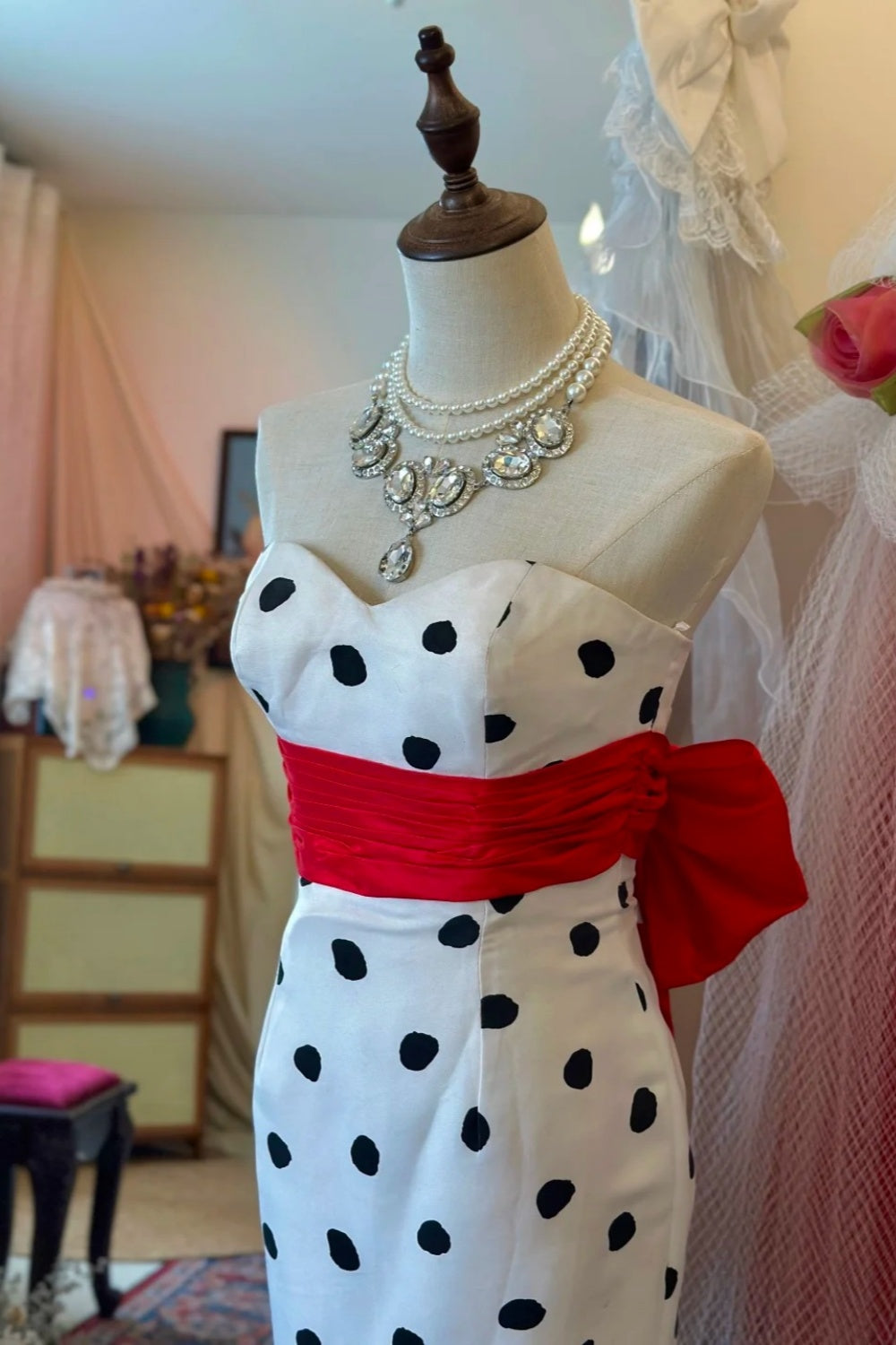 Retro-Meerjungfrauenkleid mit Bandeau-Ausschnitt und schwarz-weißen Polka-Dots: Roter Schleifengürtel, taillierter, ausgestellter Rock, festliches Abendkleid gh6576