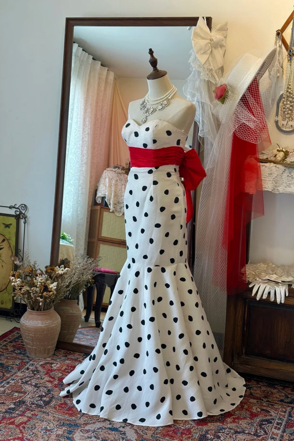 Retro-Meerjungfrauenkleid mit Bandeau-Ausschnitt und schwarz-weißen Polka-Dots: Roter Schleifengürtel, taillierter, ausgestellter Rock, festliches Abendkleid gh6576