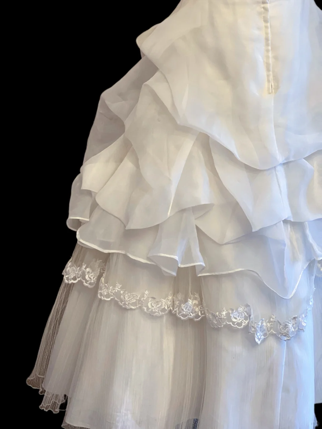 Vintage Halter Wedding Gown, Sweetheart Neck, Floral Lace Applique Ruched Bodice, Waist Bow Sash, Multi‑Layer Ruffled Ballgown Skirt, Lace Hem Trim, Bridal Prom Dress gh8903