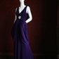 Robe de soirée longue convertible en satin violet foncé à col en V avec détail de fleur en cristal gh6743