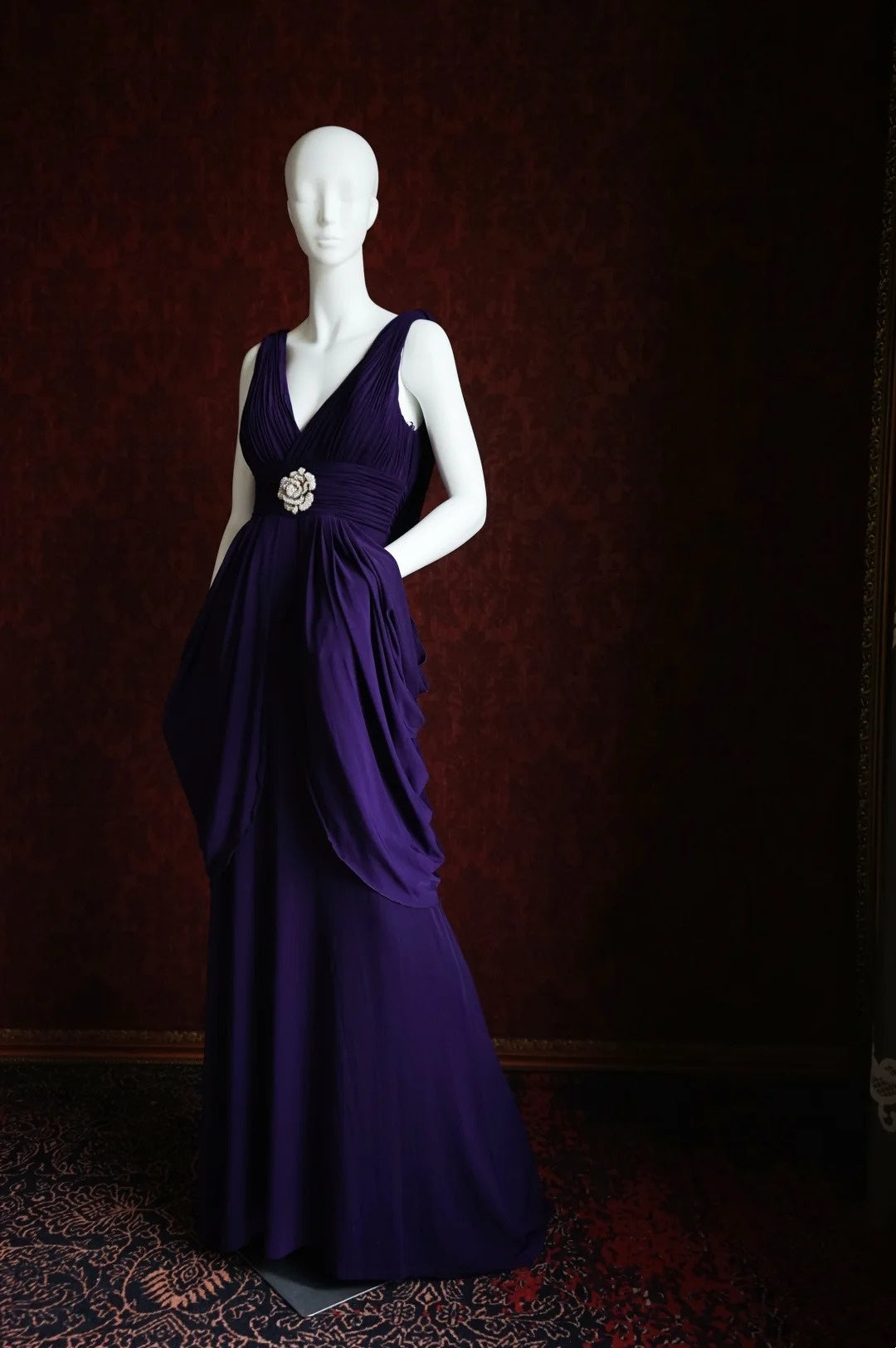 Robe de soirée longue convertible en satin violet foncé à col en V avec détail de fleur en cristal gh6743