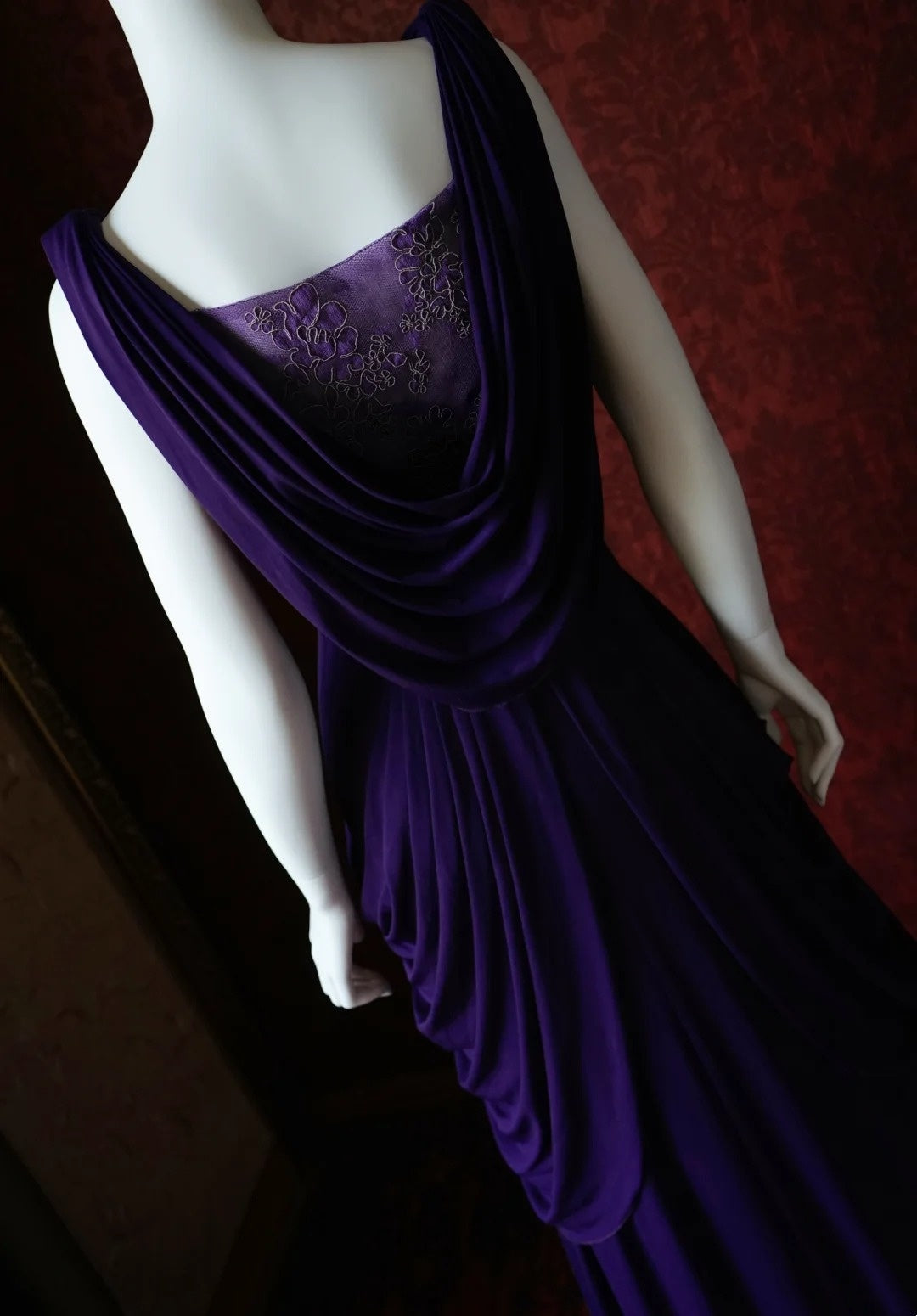 Robe de soirée longue convertible en satin violet foncé à col en V avec détail de fleur en cristal gh6743