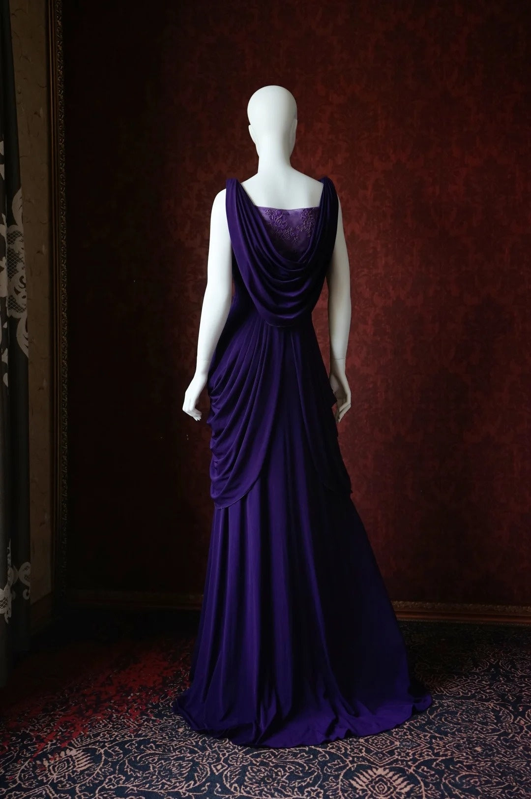 Robe de soirée longue convertible en satin violet foncé à col en V avec détail de fleur en cristal gh6743