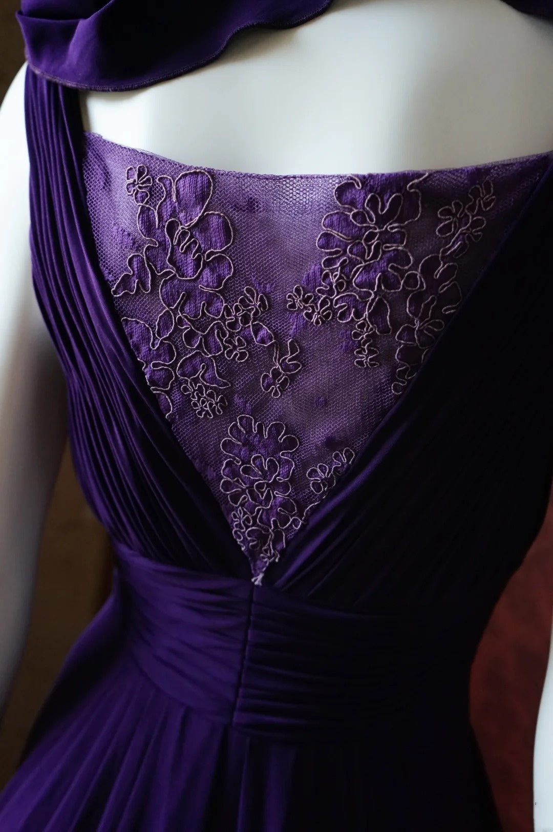 Robe de soirée longue convertible en satin violet foncé à col en V avec détail de fleur en cristal gh6743