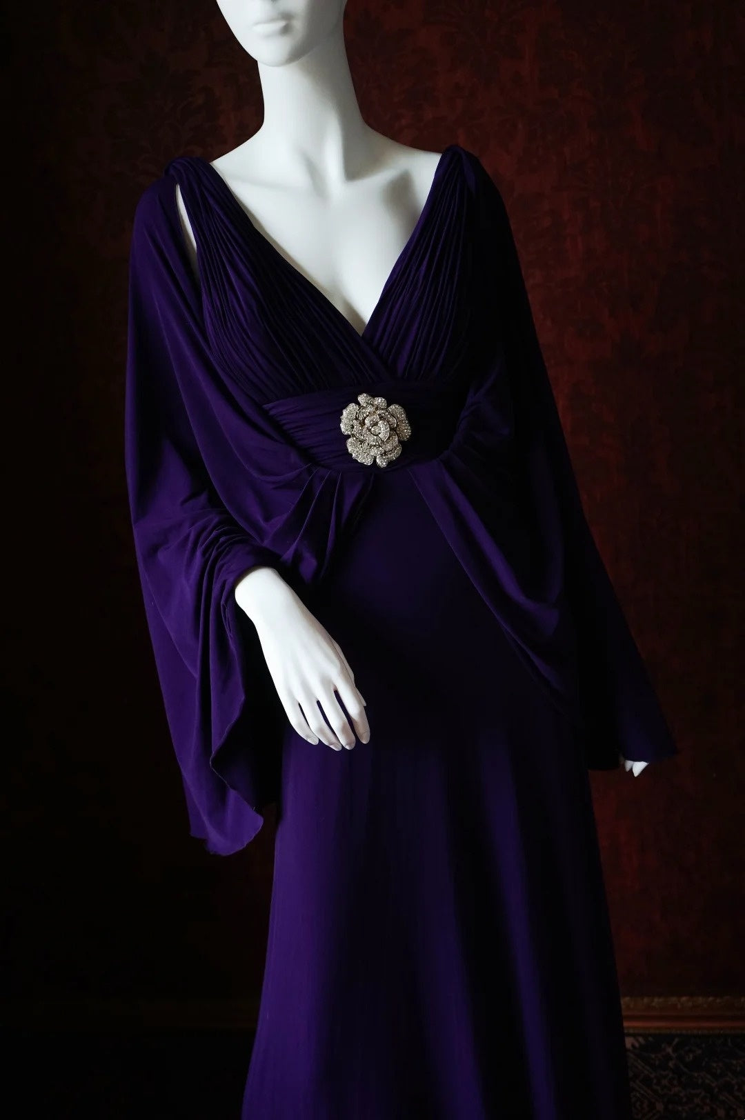 Robe de soirée longue convertible en satin violet foncé à col en V avec détail de fleur en cristal gh6743