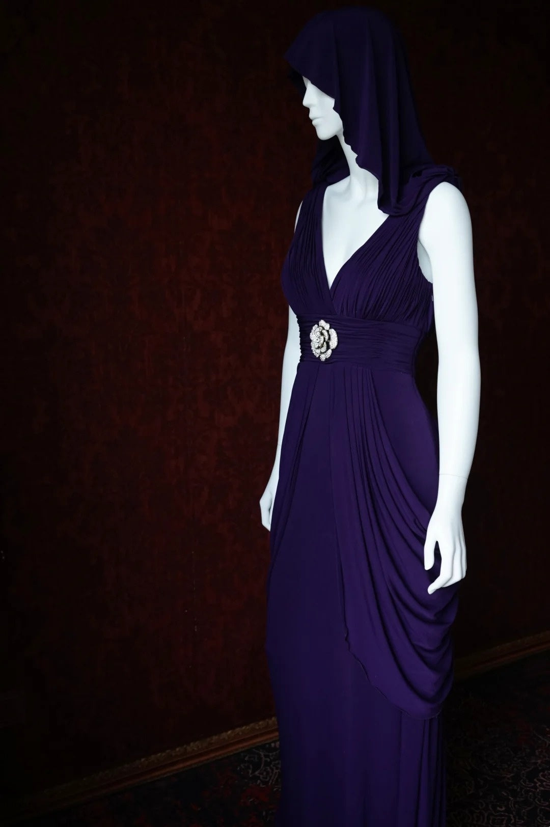Robe de soirée longue convertible en satin violet foncé à col en V avec détail de fleur en cristal gh6743