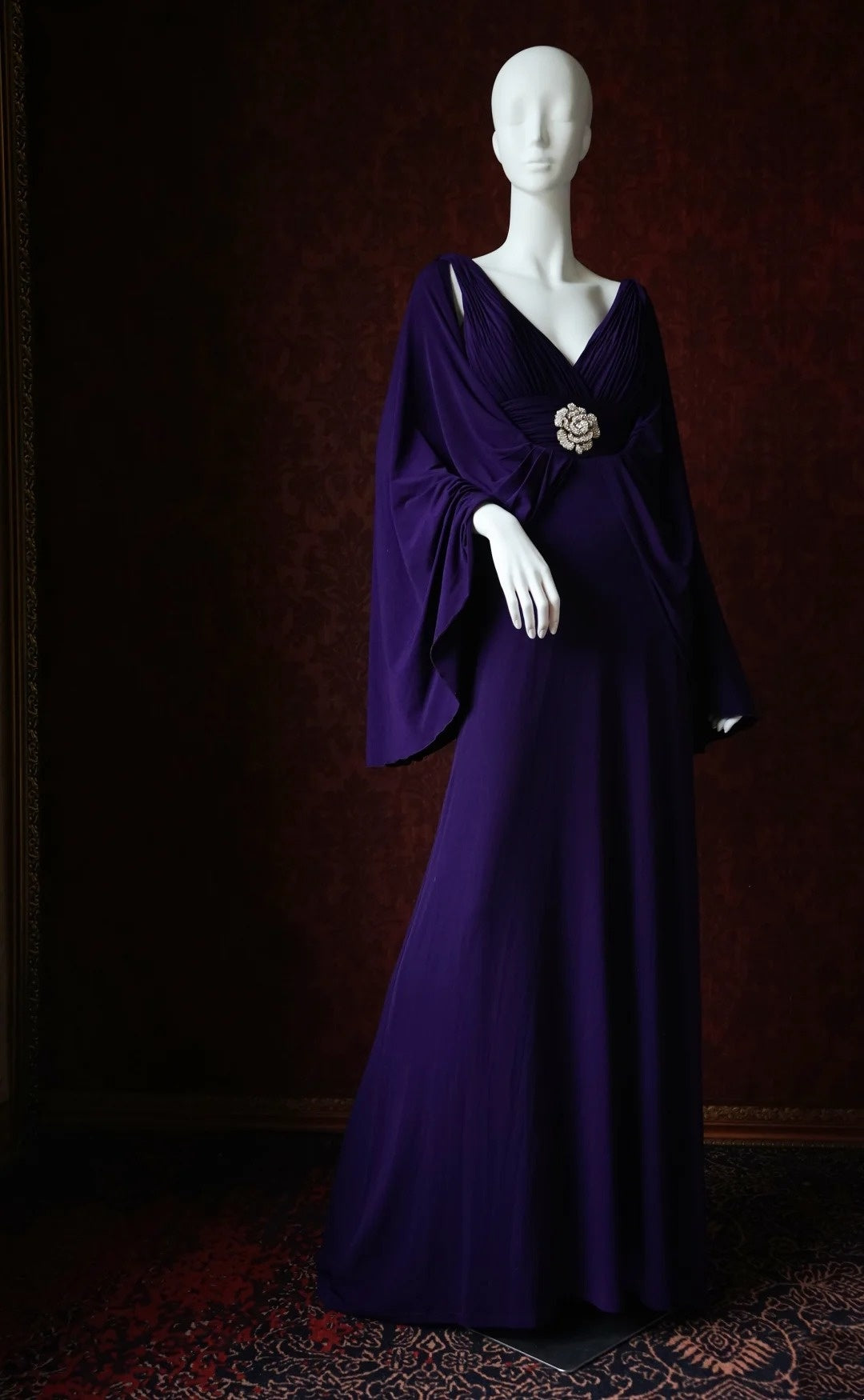 Robe de soirée longue convertible en satin violet foncé à col en V avec détail de fleur en cristal gh6743