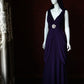 Robe de soirée longue convertible en satin violet foncé à col en V avec détail de fleur en cristal gh6743