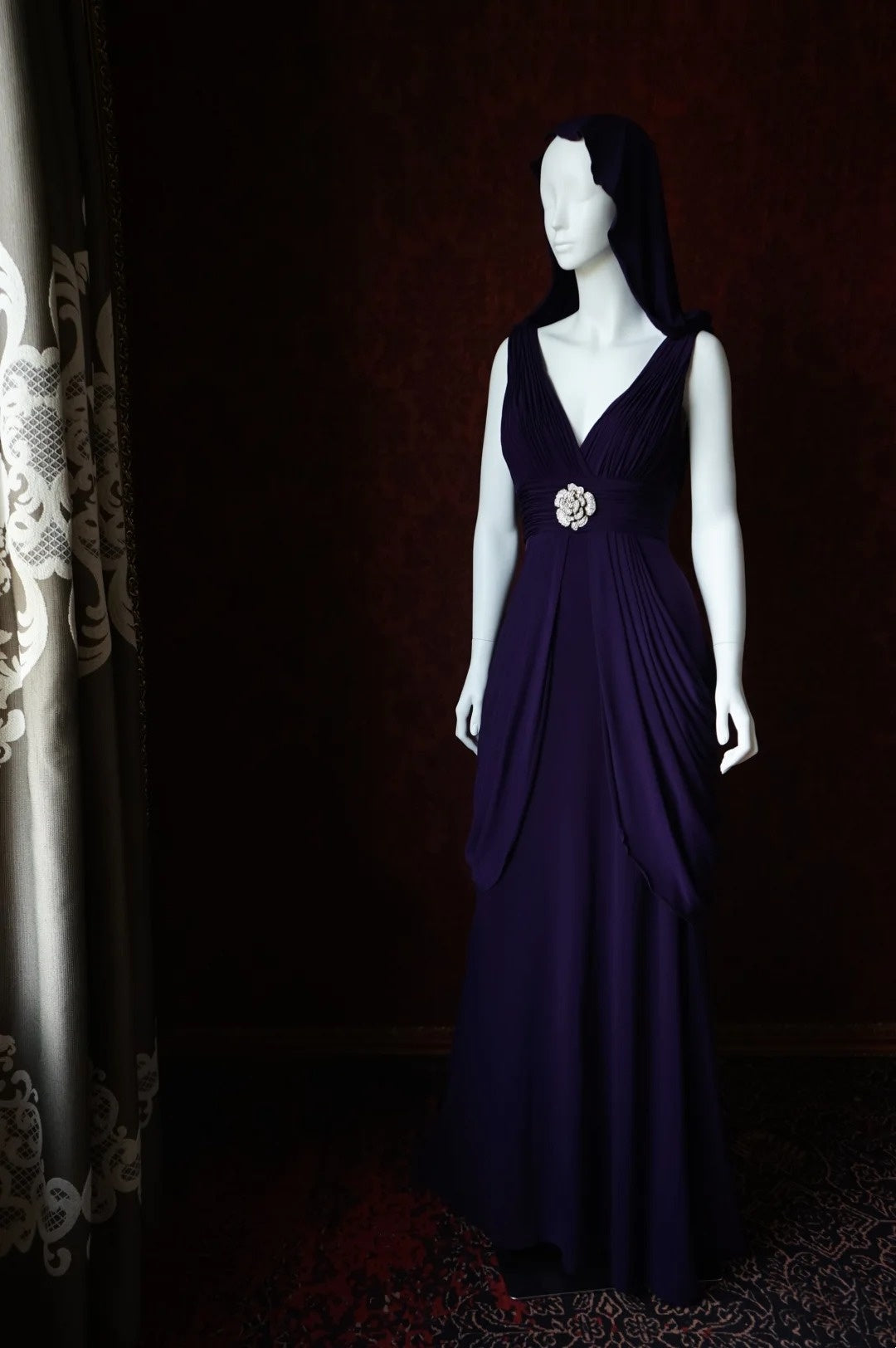 Robe de soirée longue convertible en satin violet foncé à col en V avec détail de fleur en cristal gh6743