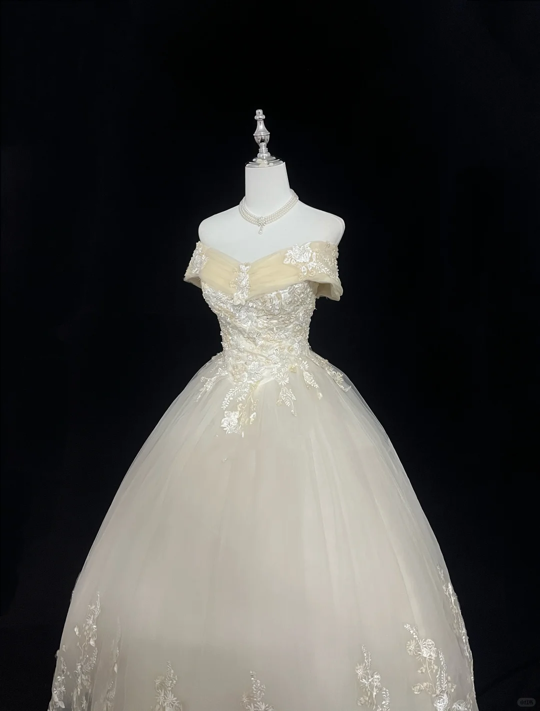 Soft Pale Yellow Off-the-Shoulder Embroidered Cinched Waist Voluminous Princess Skirt Romantic Dress, Wedding Gown gh8016