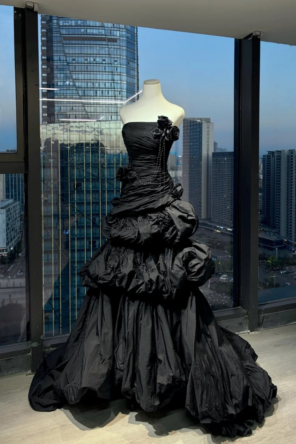 Schwarzes, elegantes, plissiertes langes Abendkleid/Ballkleid gh7085
