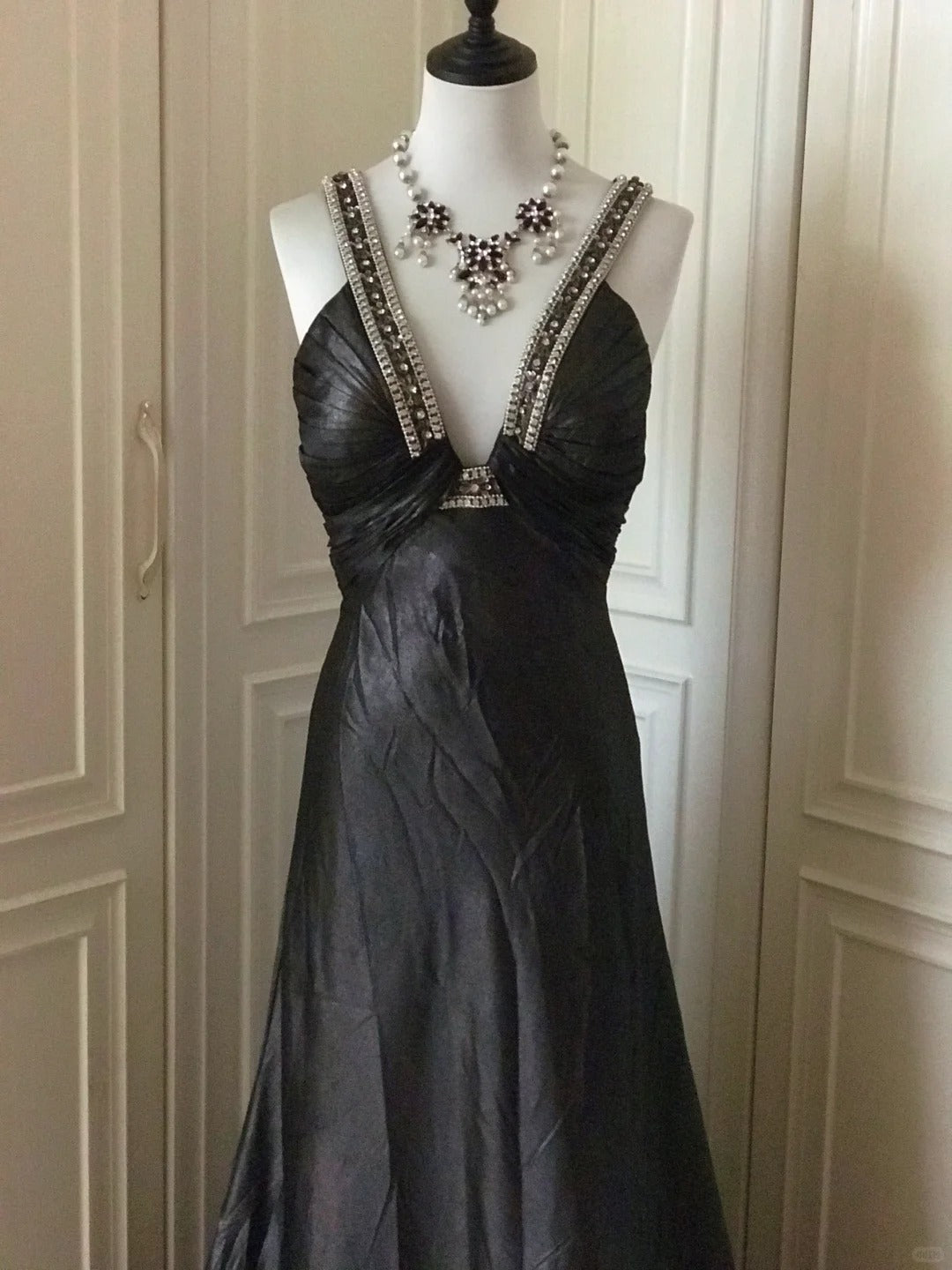 ✨🖤Robe de soirée longue en satin à col en V profond et perles noires, style cygne noir vintage Downton Abbey gh4390