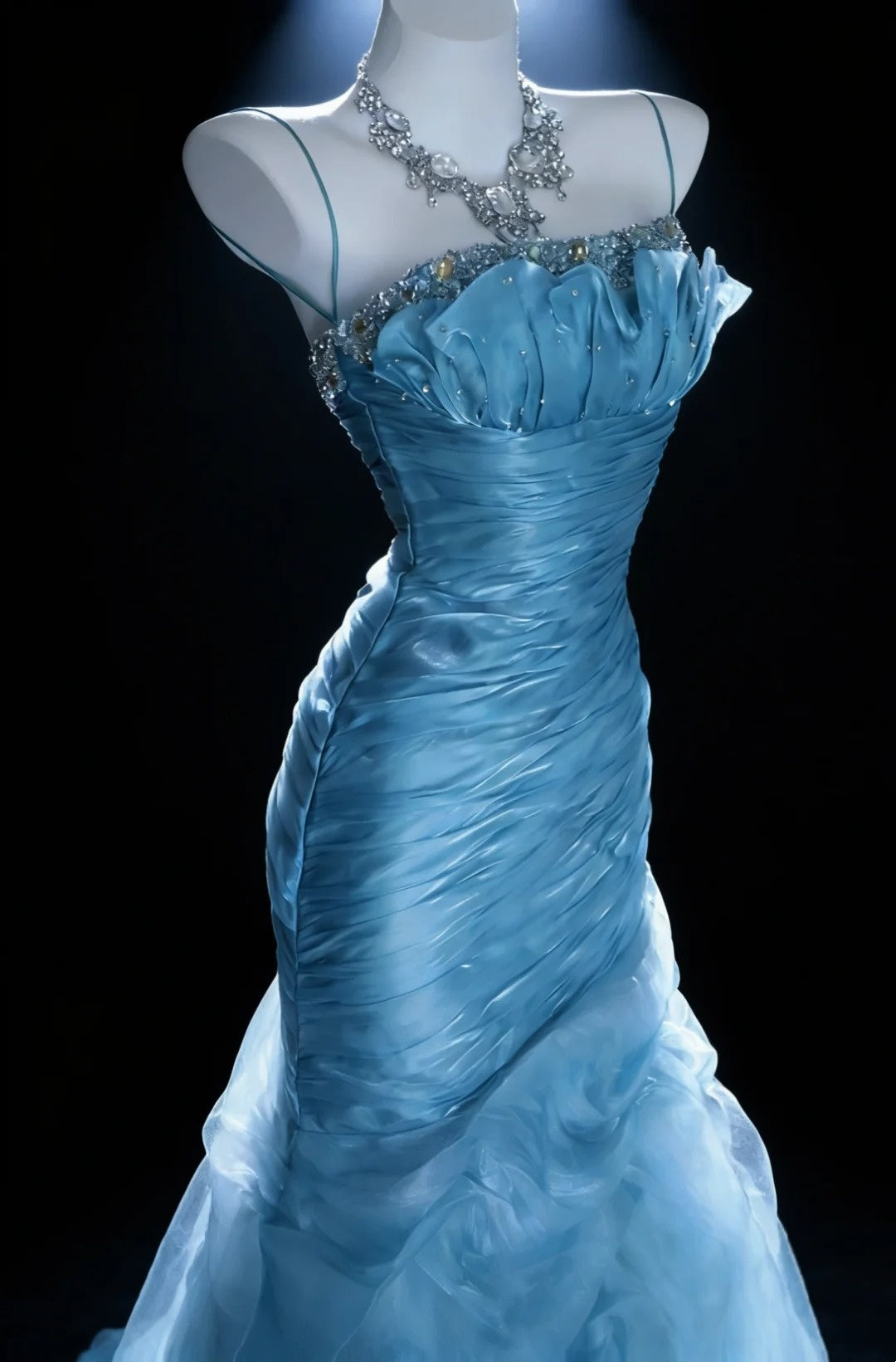 Eisblaues Geheimnis – Elegantes Meerjungfrauenkleid mit Spaghettiträgern, Perlenbesatz und Raffungen, Tüllschleppe. gh7088