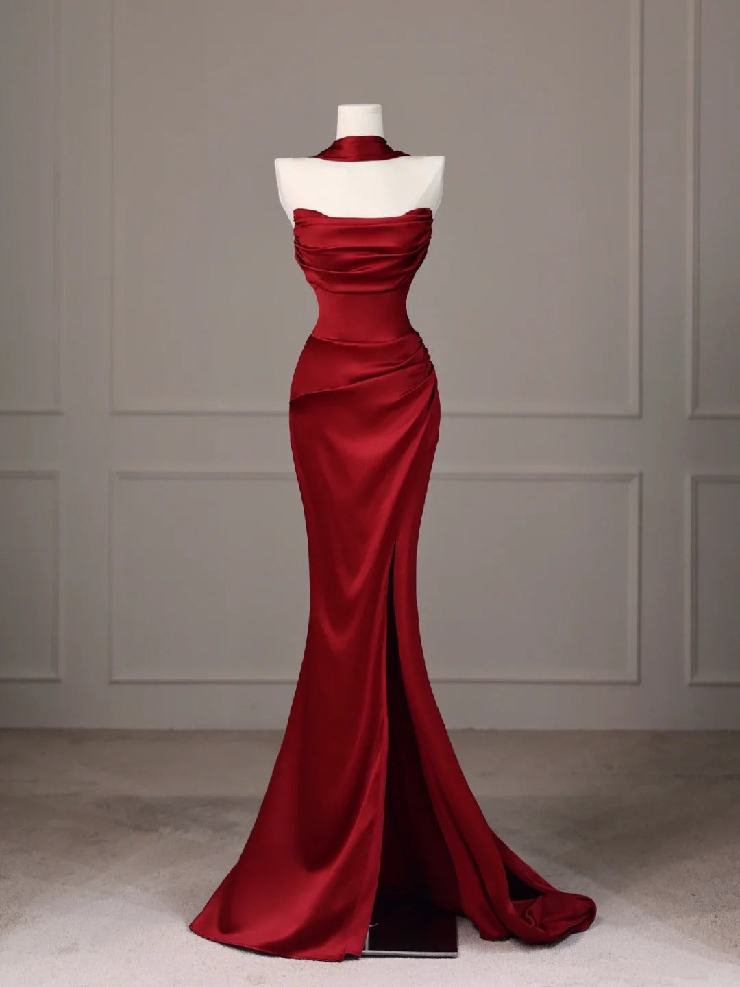Robe de soirée longue en satin bordeaux à dos nu et queue de poisson gh4546