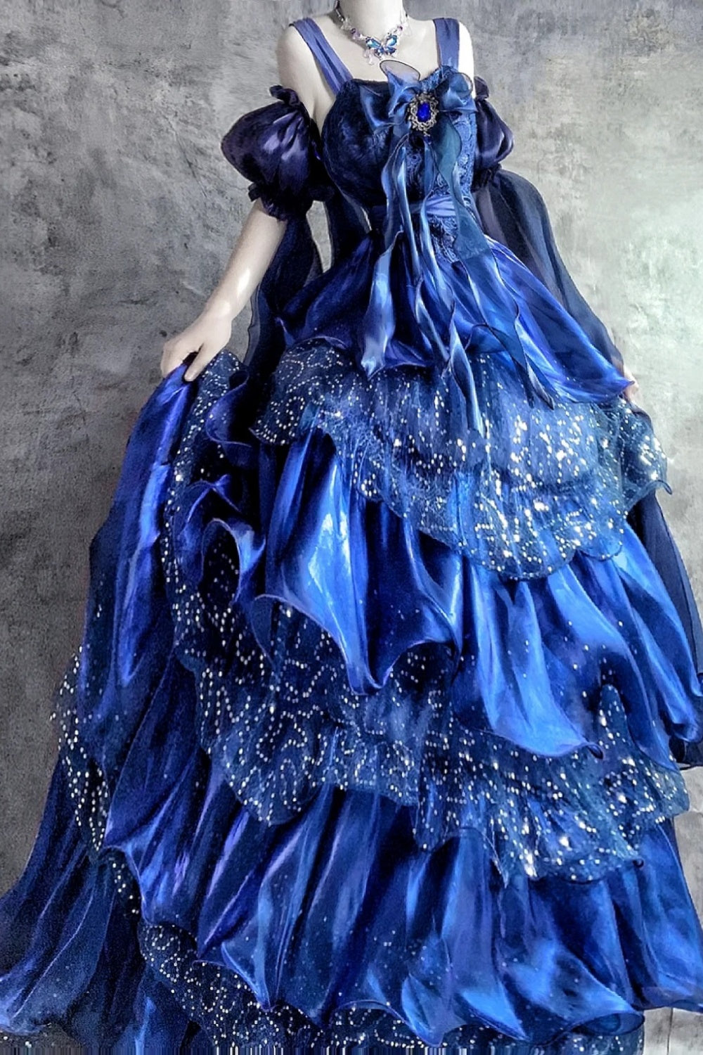 Une magnifique robe de bal longue en tulle bleu scintillant gh6848