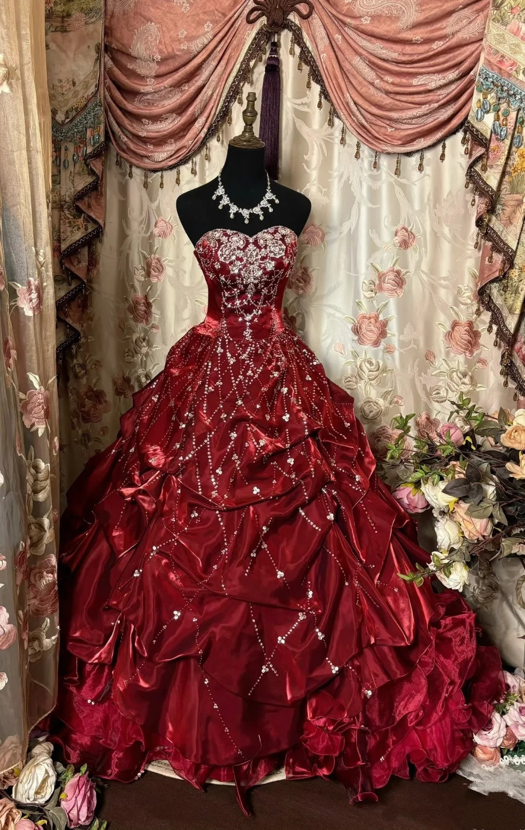 Wunderschönes, rotes, perlenbesetztes, langes Ballkleid aus Satin-Tüll gh4826