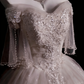 Luxuriöses, bodenlanges Ballkleid im Court-Stil aus Satin und Tüll mit schulterfreiem Ausschnitt, Perlenstickerei und Schleppe – Hochzeits- und Verlobungskleid gh6494