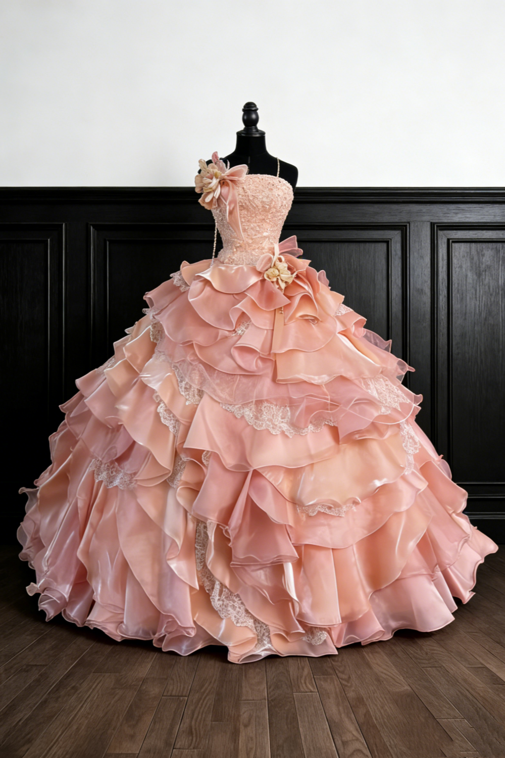 Pfirsichrosa, mehrlagiges, trägerloses Ballkleid mit Perlenbesatz, Wellenmuster, gh6925