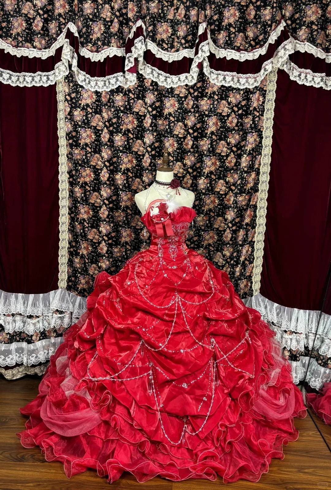 Rotes langes Ballkleid-Abendkleid aus Satin mit Blumenmuster und Perlen gh4768