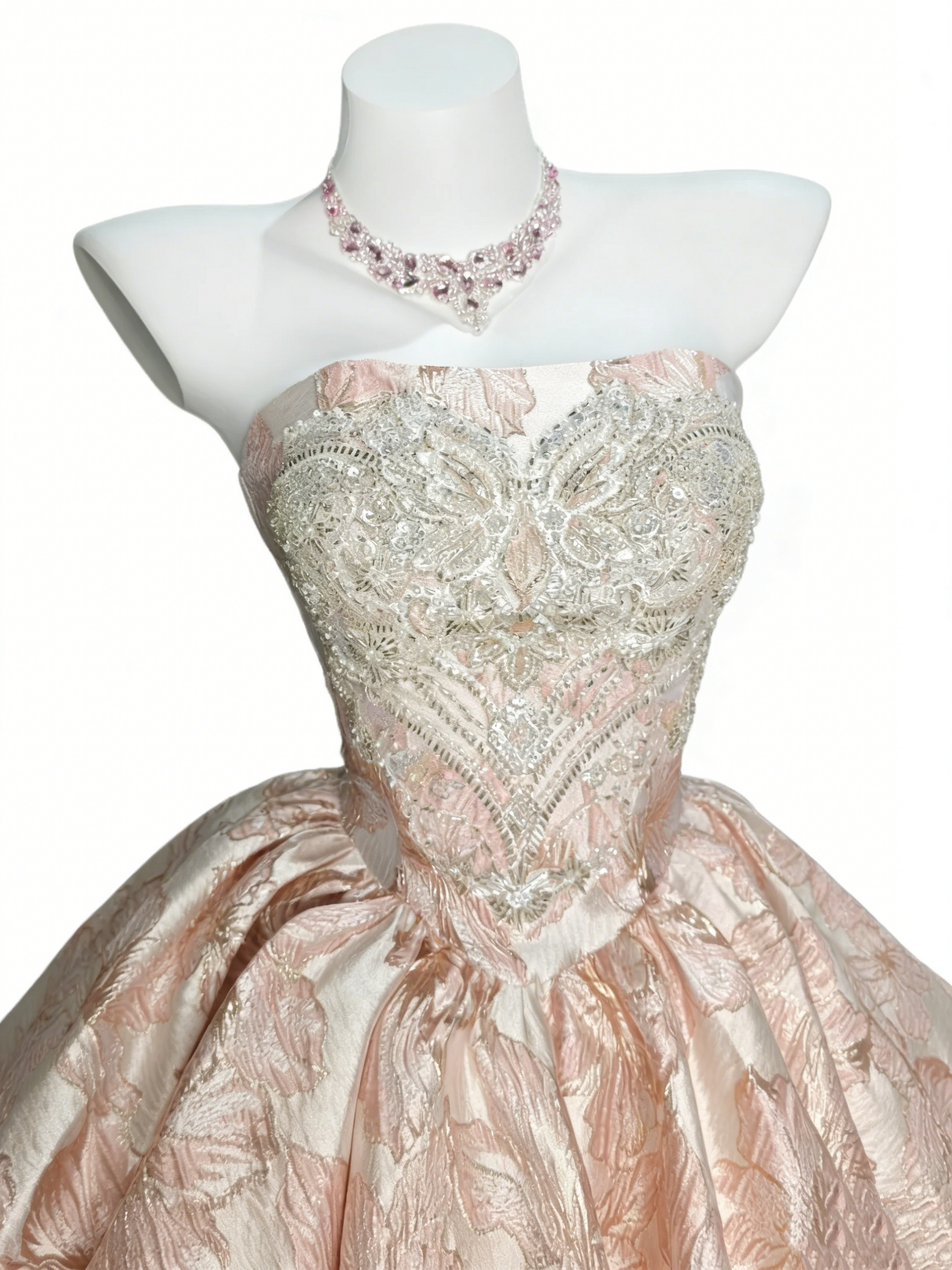 Rosa-goldenes, trägerloses Mini-Ballkleid mit Schmetterlings- und Federbesatz sowie Perlenstickerei gh6922