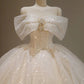 Girlhomeshops - Weißes, funkelndes, wunderschönes, schulterfreies Spitzenkleid mit Schleife, Sternenperlen-Dekoration und Boden, formelles Ballkleid, exquisites Hochzeitskleid gh5312