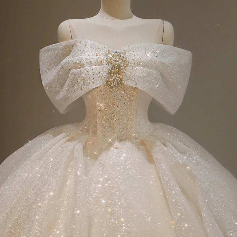 Girlhomeshops - Weißes, funkelndes, wunderschönes, schulterfreies Spitzenkleid mit Schleife, Sternenperlen-Dekoration und Boden, formelles Ballkleid, exquisites Hochzeitskleid gh5312