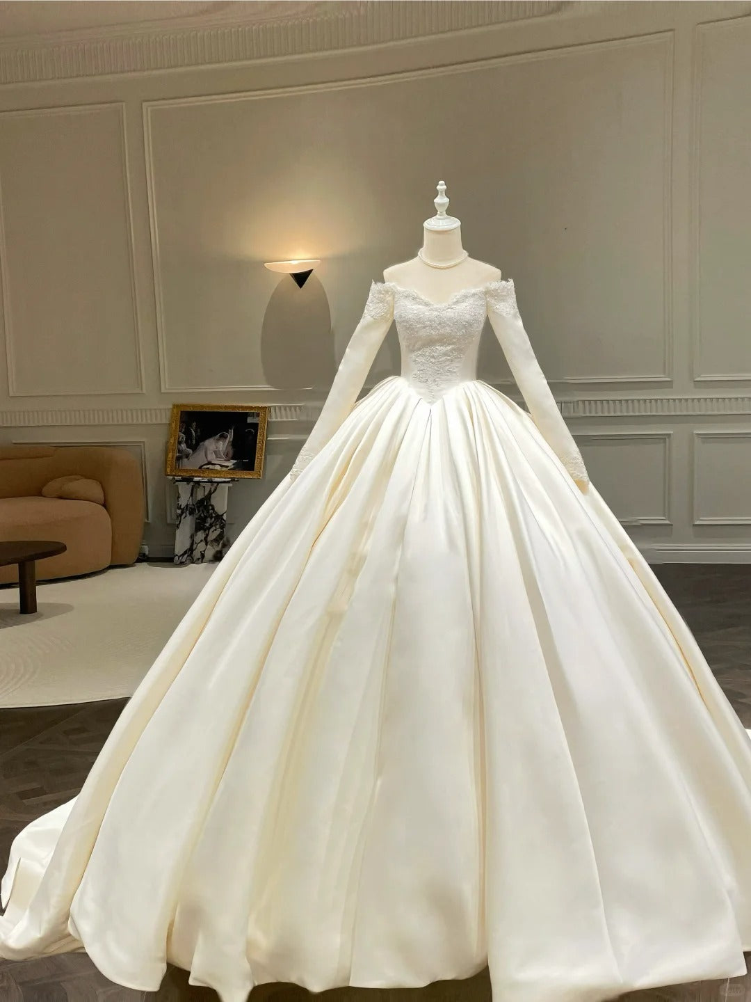 Girlhomeshops – Ein Must-have für minimalistische Bräute! Schlichtes Satin-Brautkleid mit langen Ärmeln gh5440