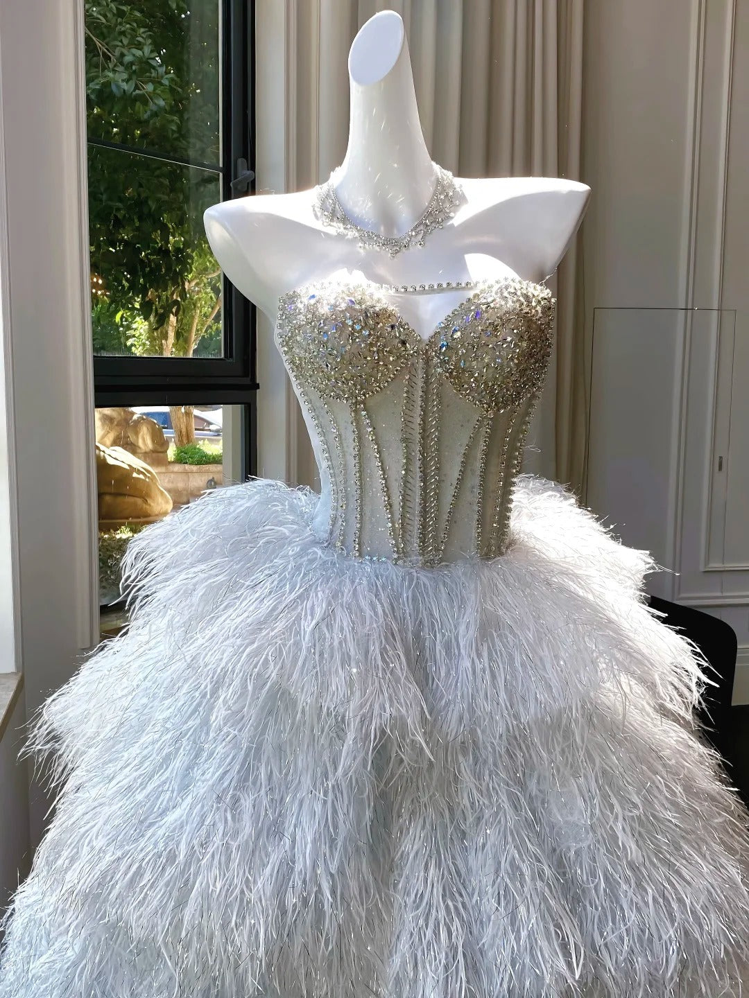 Girlhomeshops – Weißes, exquisites, langes, elegantes Brautkleid mit Feenfedern, gh5445