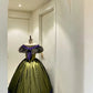 Olivgrünes schulterfreies viktorianisches Ballkleid aus Satin: Satinstoff, floraler Samtbesatz, sternförmige Spitze, Retro-Ballkleid-Silhouette, formelles Ballkleid gh6734