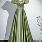 Vintage olivgrünes Satinkleid mit eckigem Ausschnitt, Puffärmeln und taillierter, ausgestellter Silhouette – ein elegantes Abendkleid für mondäne Damen (gh7074).