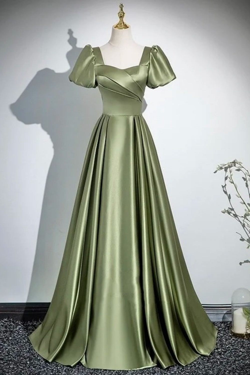 Vintage olivgrünes Satinkleid mit eckigem Ausschnitt, Puffärmeln und taillierter, ausgestellter Silhouette – ein elegantes Abendkleid für mondäne Damen (gh7074).