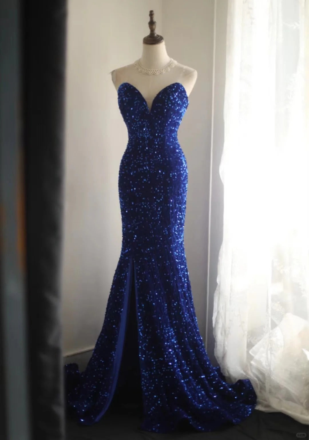 Königsblaues Fischschwanz-Abendkleid aus Samt mit Pailletten und Perlen, seitlicher Schlitz, plissiert, für Hochzeiten, Zeremonien, Geburtstagsfeiern, gh4326