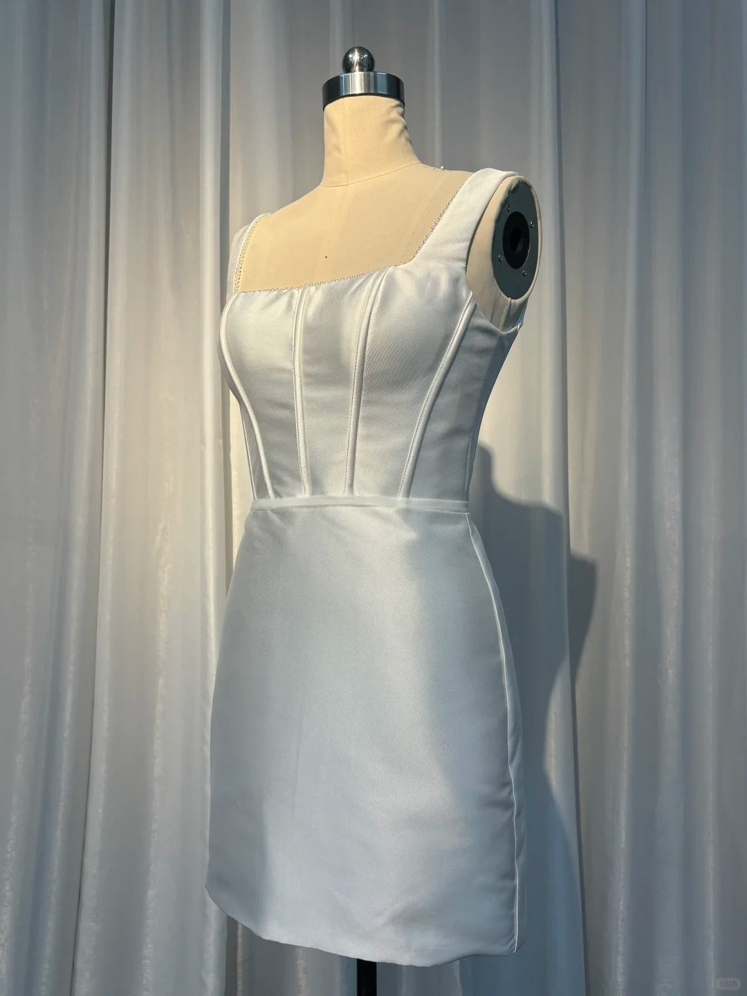 ✨Girlhomeshops🔥 Remise : 5 % de réduction sur les commandes de plus de 100 $ - Robe de bal courte classique en satin blanc dos nu, tenue de rentrée scolaire gh4971