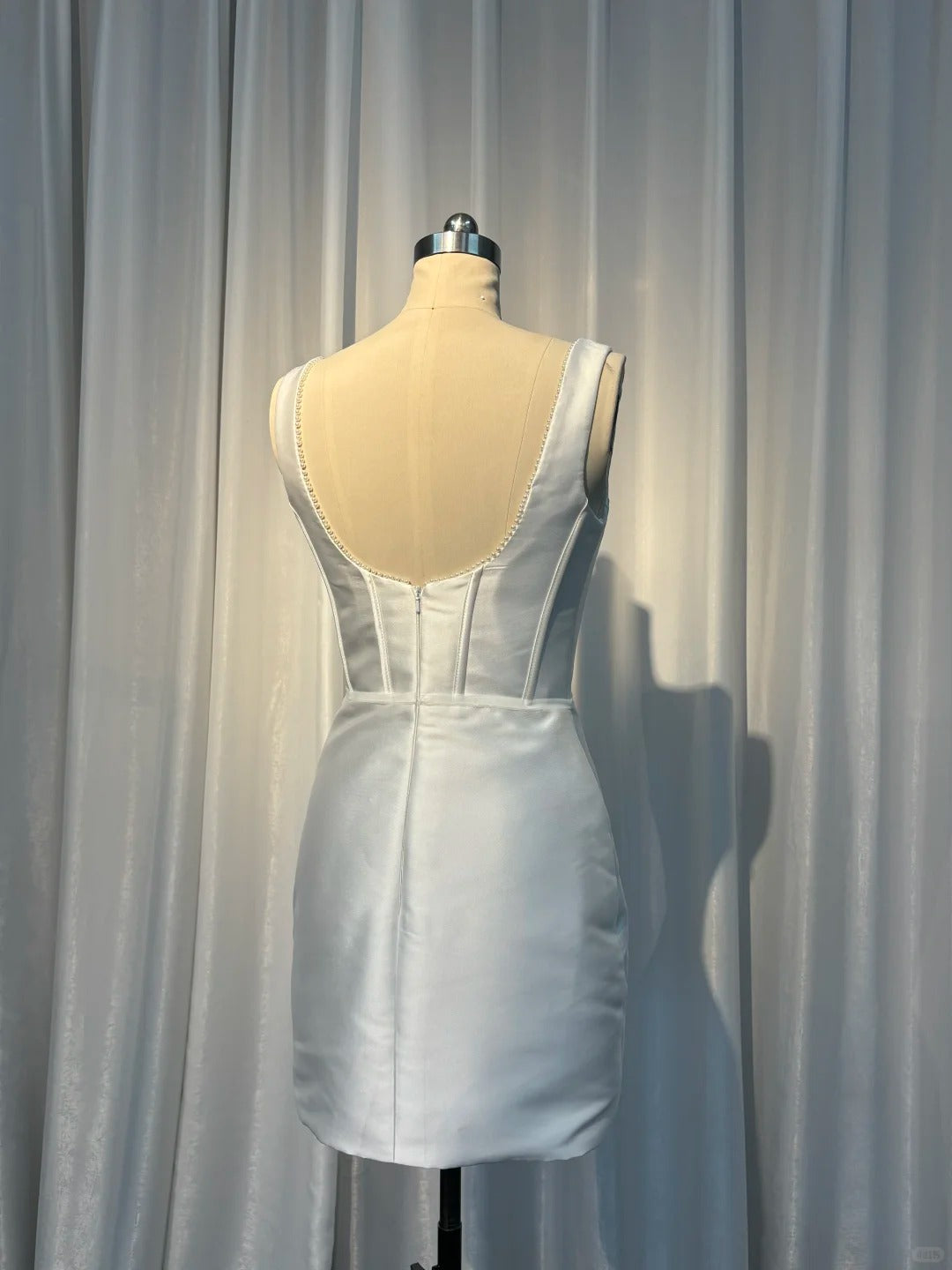 ✨Girlhomeshops🔥 Remise : 5 % de réduction sur les commandes de plus de 100 $ - Robe de bal courte classique en satin blanc dos nu, tenue de rentrée scolaire gh4971