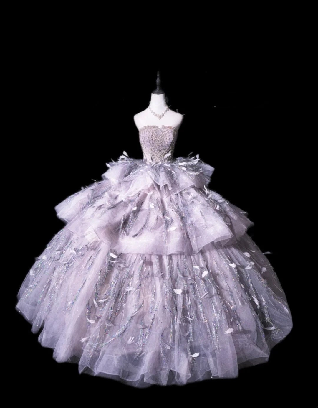 Märchenhaftes, luxuriöses, trägerloses Ballkleid im Feder-Stil aus Lavendel-Tüll mit mehreren Lagen – ein atemberaubendes Kleid für märchenhafte Hochzeiten und Dinnerpartys (gh6544)