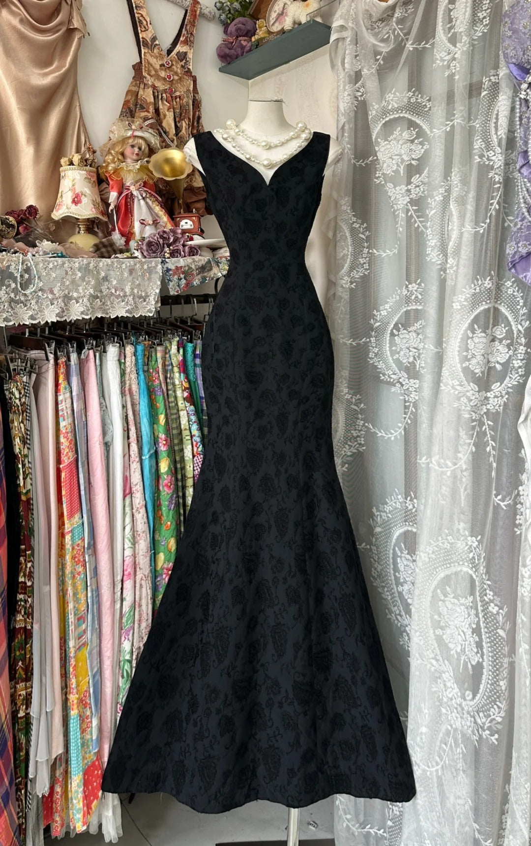 Girlhomeshops - Robe de soirée longue en satin noir à fleurs, robe de soirée d'anniversaire, gh5184