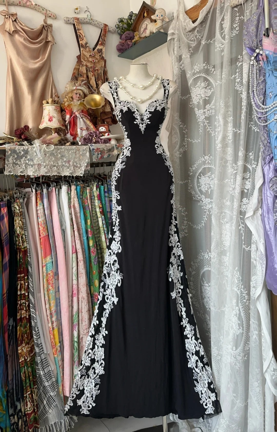 Girlhomeshops - Robe longue fantaisie d'anniversaire style rétro psychédélique en tulle noir et dentelle blanche à bretelles spaghetti gh5883