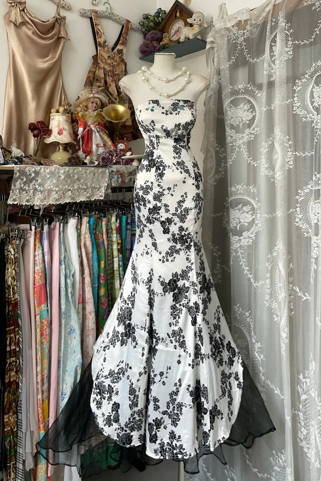 Girlhomeshops - Robe de soirée longue en satin noir à fleurs, élégante, coupe trapèze, gh5171