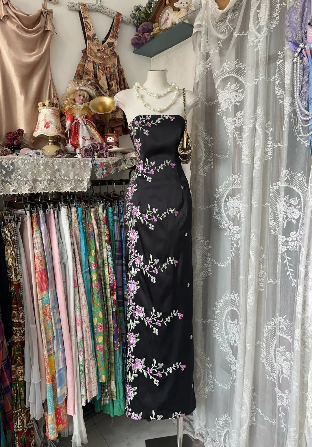 Girlhomeshops - Robe de soirée longue en satin noir à fleurs, robe de soirée d'anniversaire, gh5183