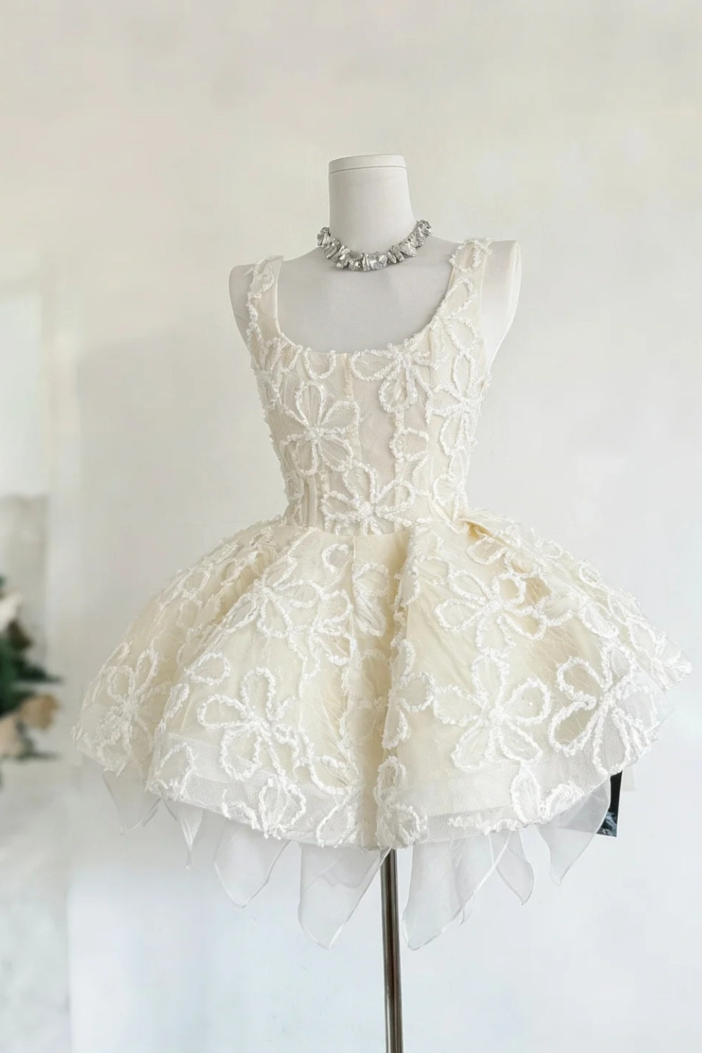 Ärmelloses Mini-Ballkleid aus Spitze mit zartweißem Blumenmuster gh6920
