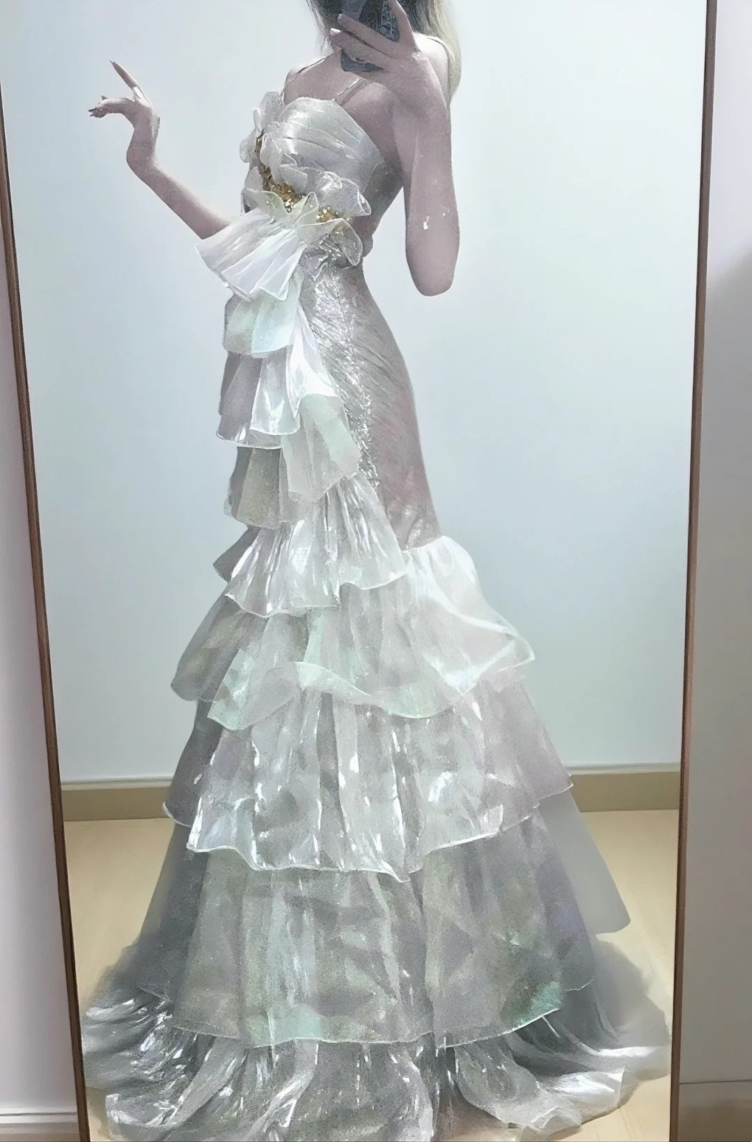 Une longue robe de soirée en mousseline, couleur clair de lune gh6809