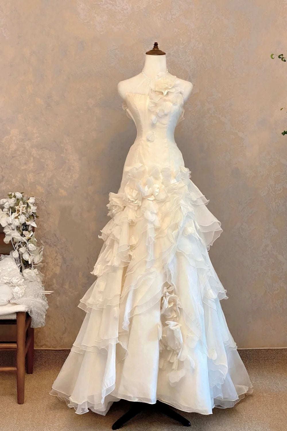 girlhomeshops-Cremefarbenes Tüll-Brautkleid im Court-Stil mit Neckholder, 3D-Blumenverzierungen, bodenlang, gh6364